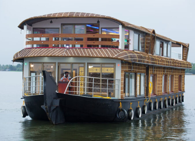 4 BEDROOM PREMIUM HOUSEBOAT