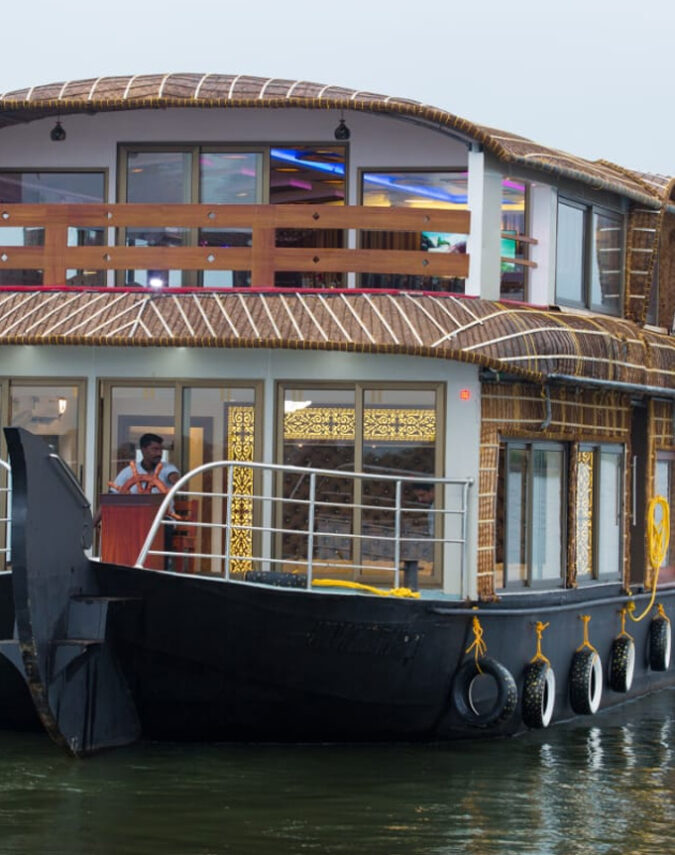 4 BEDROOM PREMIUM HOUSEBOAT