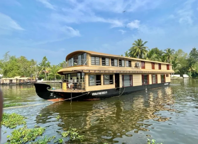 8 BEDROOM DELUXE HOUSEBOAT