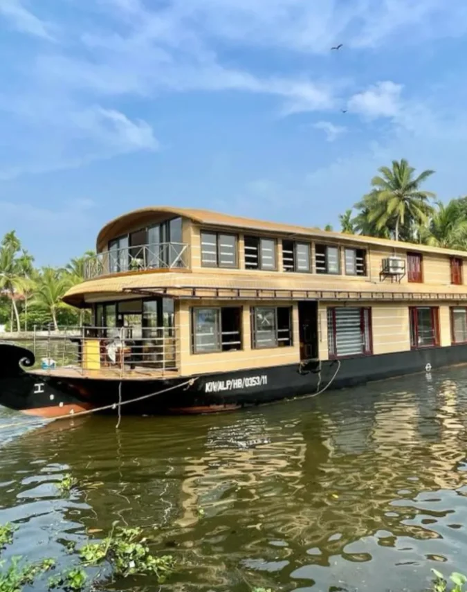 8 BEDROOM DELUXE HOUSEBOAT