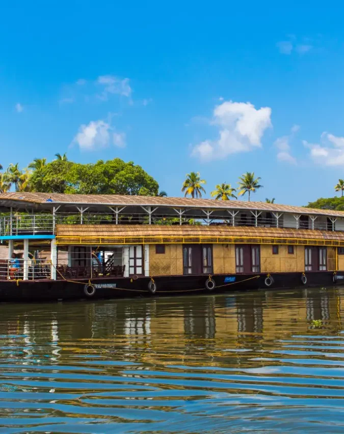 5 BEDROOM DELUXE HOUSEBOAT