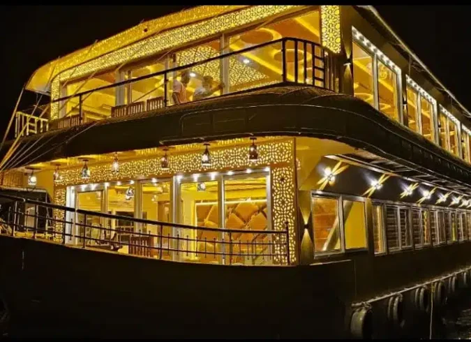 7 BEDROOM DELUXE HOUSEBOAT