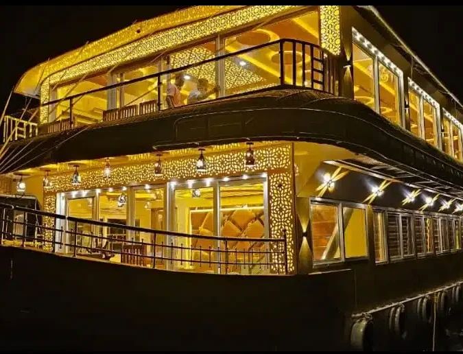7 BEDROOM DELUXE HOUSEBOAT