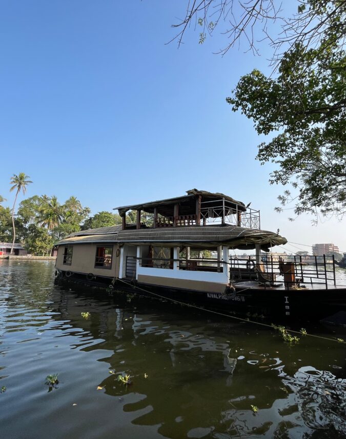 2 BEDROOM DELUXE HOUSEBOAT