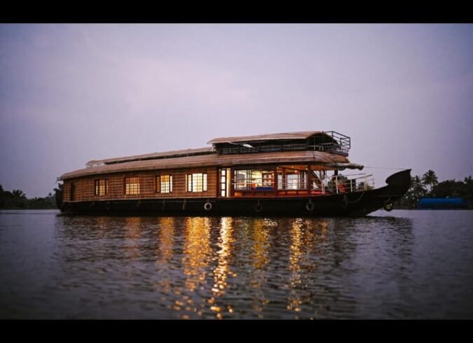 3 BEDROOM PREMIUM HOUSEBOAT