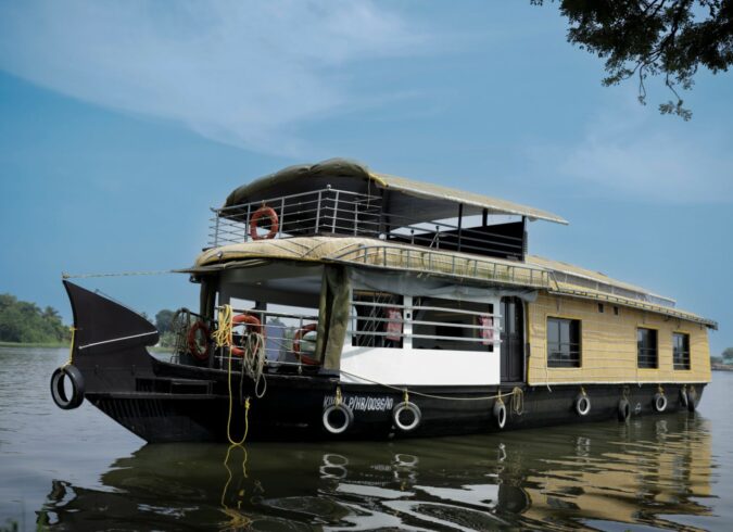3 BEDROOM DELUXE HOUSEBOAT