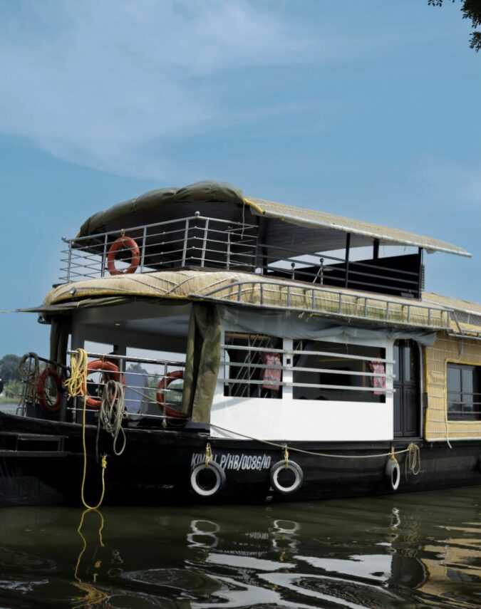 3 BEDROOM DELUXE HOUSEBOAT