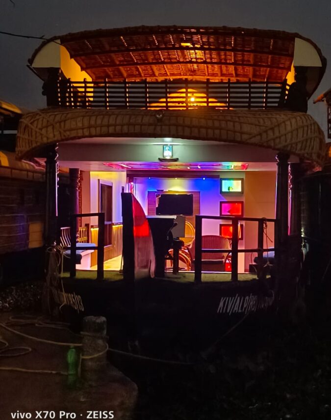 1 BEDROOM TRADITIONAL HOUSEBOAT