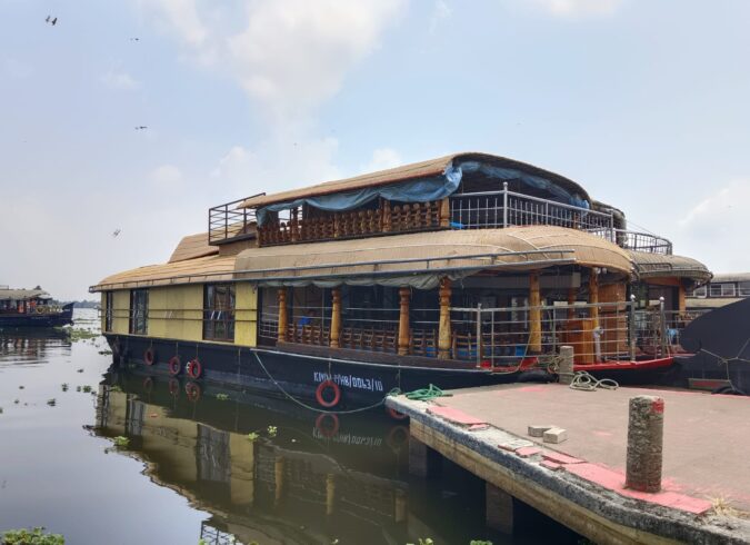 2 BEDROOM DELUXE HOUSEBOAT