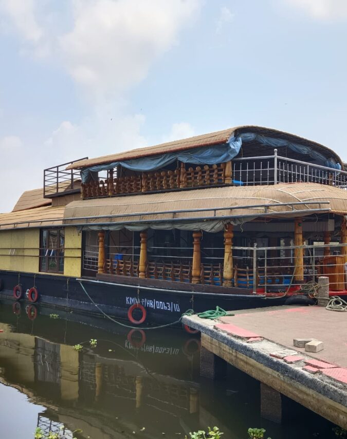 2 BEDROOM DELUXE HOUSEBOAT