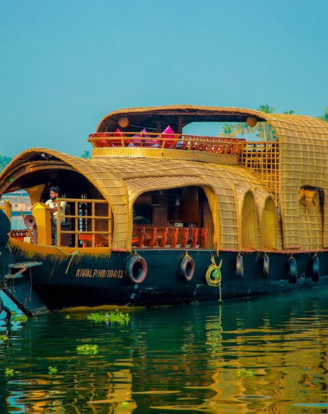 2 BEDROOM TRADITIONAL HOUSEBOAT