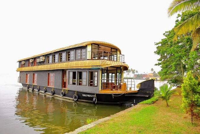 5 BEDROOM PREMIUM HOUSEBOAT