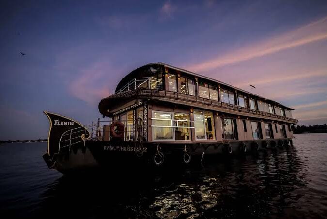 6 BEDROOM DELUXE HOUSEBOAT