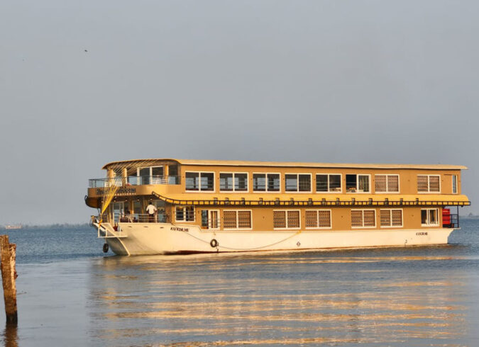 14 BEDROOM DELUXE HOUSEBOAT