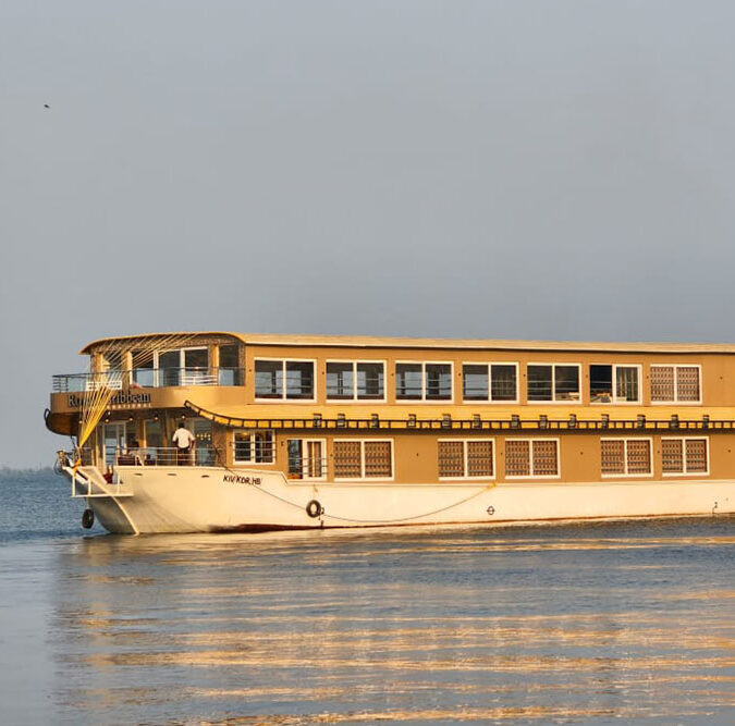 14 BEDROOM DELUXE HOUSEBOAT