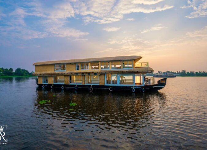 4 BEDROOM LUXURY HOUSEBOAT