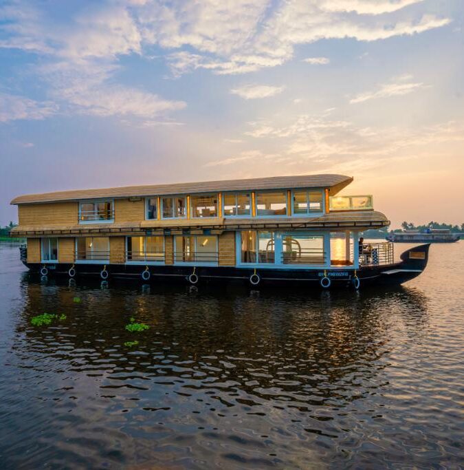 4 BEDROOM LUXURY HOUSEBOAT