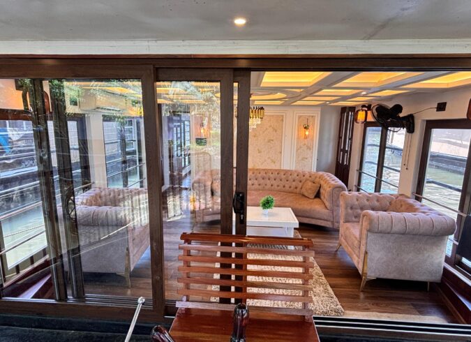 SINGLE BED LUXURY HOUSEBOAT