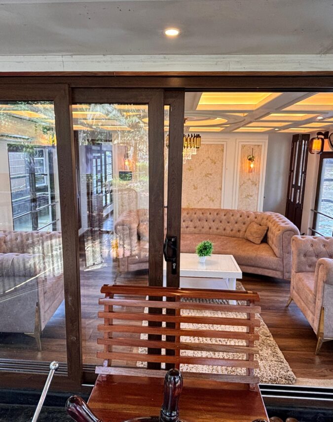SINGLE BED LUXURY HOUSEBOAT